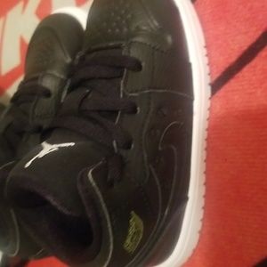 Jordan 1 mid Toddlers used  size 8c no box